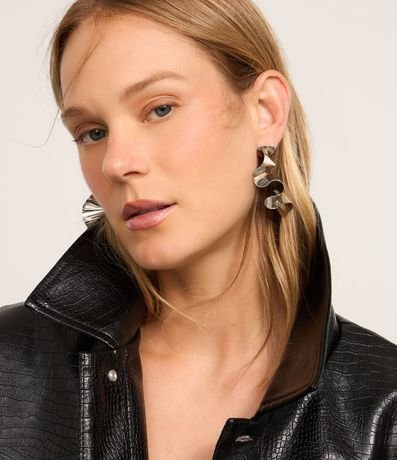 Caravana mediano en Metal con Bañoo de Níquel y Textura Plisada 4