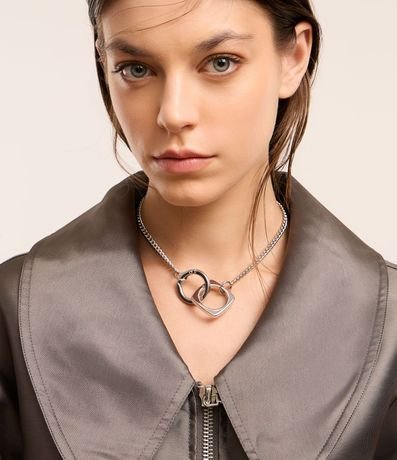 Collar Corto en Metal con Cadenas y Colgantes Geométricos