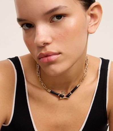 Collar Corto con Eslabones Dobles y Colgantes en PU