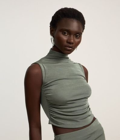 Blusa Cropped Fruncida en Rib con Cuello Alto y Espalda Abertas