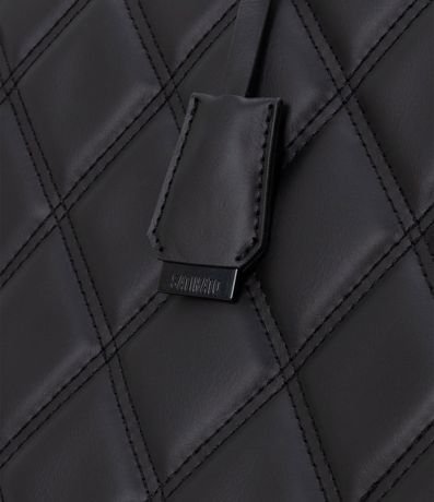 Cartera Shopper Grande con Textura Capitoneada y Borla 6