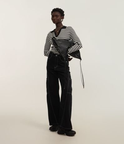 Pantalón Wide Leg en Sarga con Bolsillo Cargo Incorporado