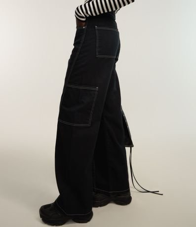 Pantalón Wide Leg en Sarga con Bolsillo Cargo Incorporado 3