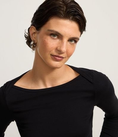 Blusa en Rib con Detalle Sobrepuesto en el Hombro 3