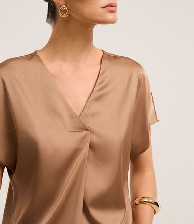Blusa Suelta y Satinada con Pliegue Delantero 3