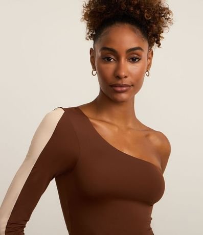 Blusa Hombro Único en Microfibra con Recorte Contrastante en la Manga 4