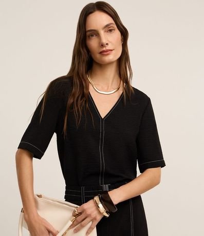 Blusa en Airflow con Escote V y Pespunte Contrastante