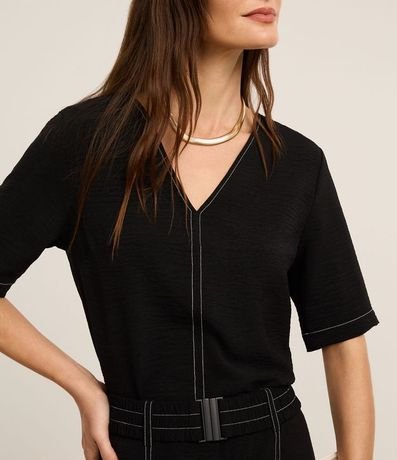 Blusa en Airflow con Escote V y Pespunte Contrastante 3