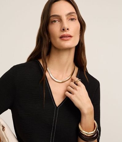 Blusa en Airflow con Escote V y Pespunte Contrastante 4