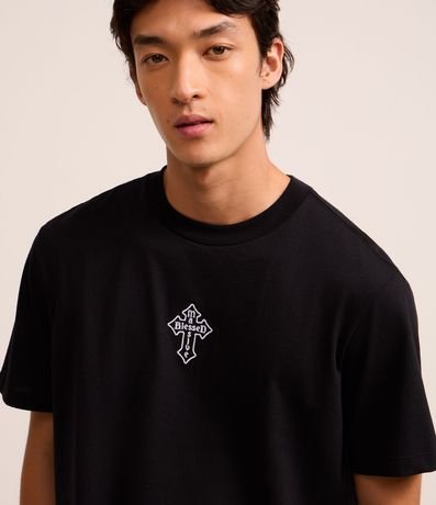 Remera Comfort en Algodón con Estampa Cruz Bordada 3