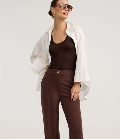 Pantalón Carrot Cintura Alta con Botón de Metal Martillado