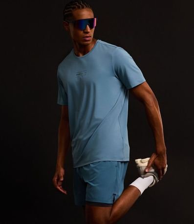 Remera Regular con Tecnologia Dry Estampa Localizada y Espalda Respirable 3