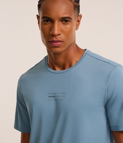 Remera Regular con Tecnologia Dry Estampa Localizada y Espalda Respirable 4