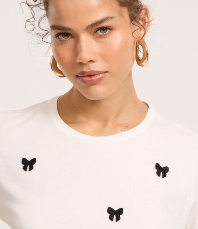 Remera Baby Look en Algodón con Lacitos Bordados