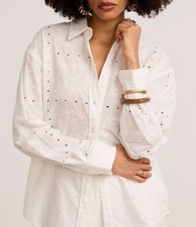 Camisa en Cambraia con Bordados y Cutouts 4