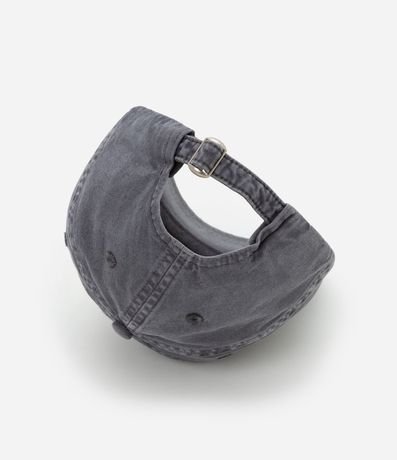 Gorra en Sarga Desteñida con Estampa Lettering Bordada 3