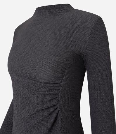 Blusa Texturizada con Cuello Alto y Fruncido Lateral 6