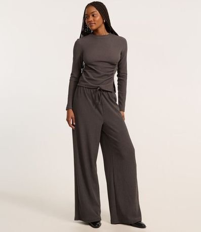 Blusa Texturizada con Cuello Alto y Fruncido Lateral 2