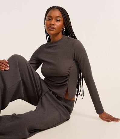 Blusa Texturizada con Cuello Alto y Fruncido Lateral 4