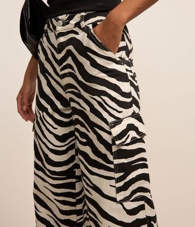 Pantalón Wide en Sarga con Estampa Animal Print de Zebra y Bolsillo Cargo 4