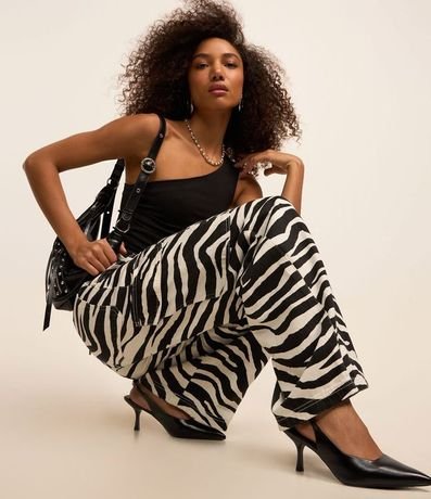 Pantalón Wide en Sarga con Estampa Animal Print de Zebra y Bolsillo Cargo 5