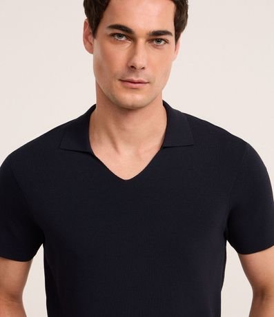 Camisa Polo en Viscosa con Cuello V Texturizada 4