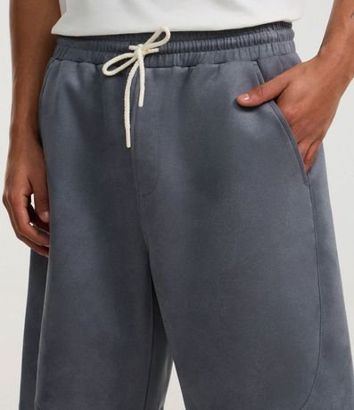 Bermuda Baggy en Gamuza con Detalles en Recortes 3