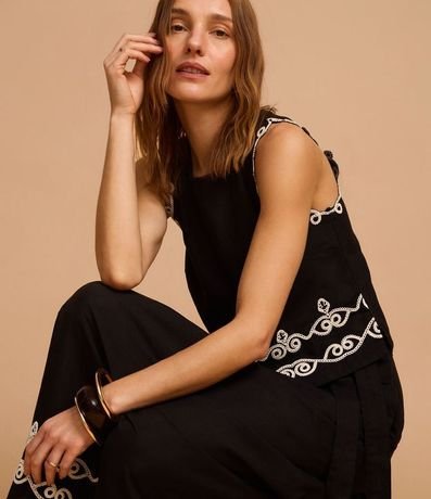 Blusa sin Manga en Viscolino con Bordados Contrastantes 6