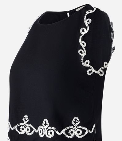 Blusa sin Manga en Viscolino con Bordados Contrastantes 8