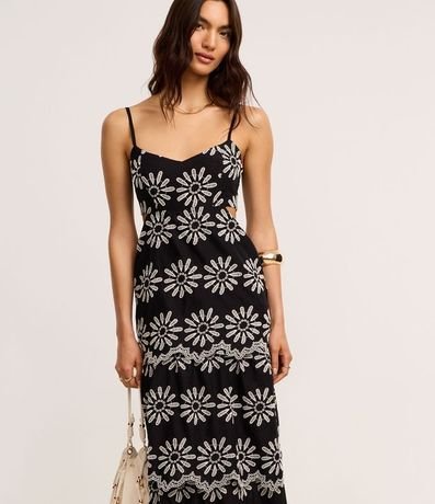 Vestido Evasê Largo en Laise con Bordado Floral Cutout