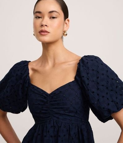 Vestido Corto en Laise con Bordado de Caracolas y Manga Abullonada 3