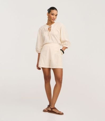 Short en Algodón con Lino y Bordado Lateral