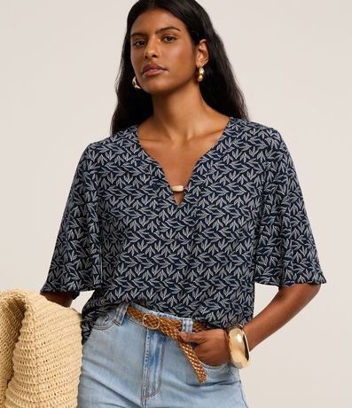 Blusa Bata en Viscosa con Abalorio en el Escote y Estampa Follaje 2