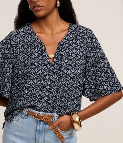 Blusa Bata en Viscosa con Abalorio en el Escote y Estampa Follaje 4
