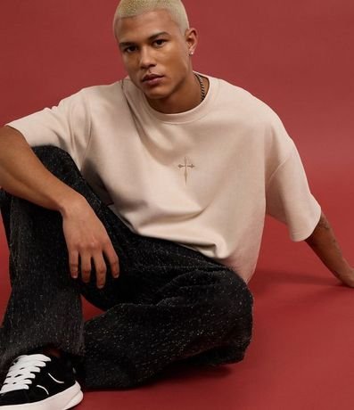 Remera Oversized en Gamuza con Bordado de Cruz Al Frente 3