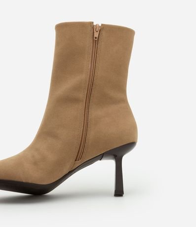 Bota Cano Mediano en Material Sintético con Punta y Salto Fino 6
