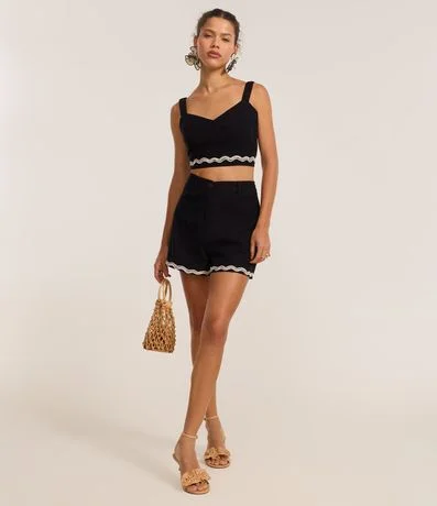 Short Corto con Lino y Bordado en la Bajo