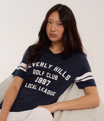 Remera T-shirt Colegial con Estampa Lettering y Rayas en la Manga
