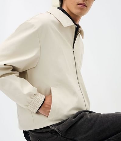 Campera Boxy con Elástico en el Ruedo y Recortes 7