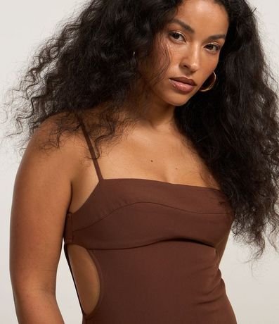 Vestido Corto Alfaiatado con Breteles Finos y Recorte Lateral 3