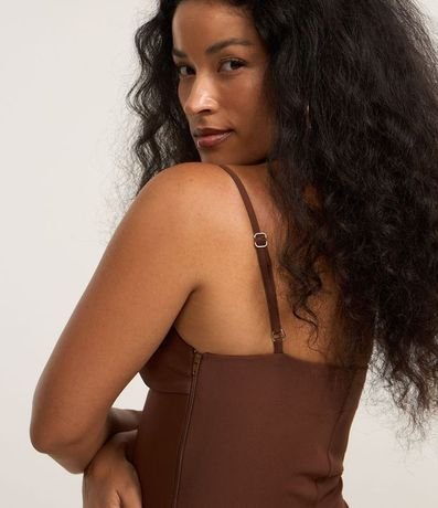 Vestido Corto Alfaiatado con Breteles Finos y Recorte Lateral 4