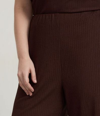 Pantalón Flare Texturizada en Anarruga Curve y Plus Size 3