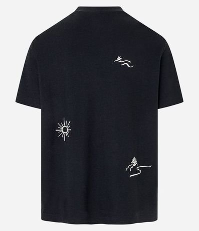 Remera Relaxed con Textura y Estampa Bordada de Cocoteros y Sol 7