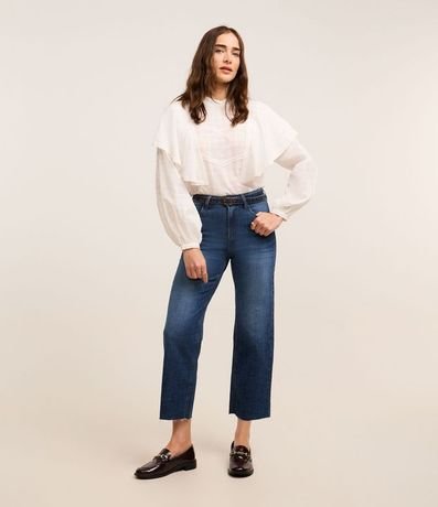 Pantalón Recto Cropped en Jeans con Terminación Deshilachada y Cinturón con Hebilla