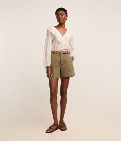 Short Regular en Sarga con Pespunte Contrastante y Bolsillo Cuchillo