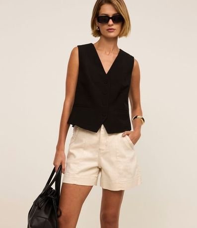 Short Regular en Sarga con Pespunte Contrastante y Bolsillo Cuchillo