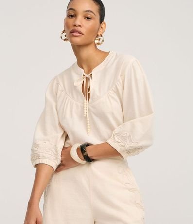 Blusa Bata en Cambraia con Bordado y Elástico en el Puño