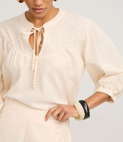 Blusa Bata en Cambraia con Bordado y Elástico en el Puño 4