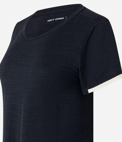Remera Deportiva en Microfibra con Detalle de Recortes Contrastantes 4