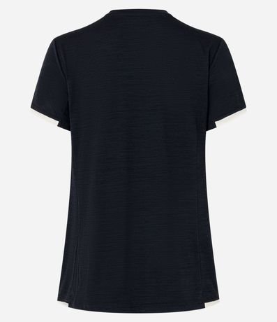 Remera Deportiva en Microfibra con Detalle de Recortes Contrastantes 5